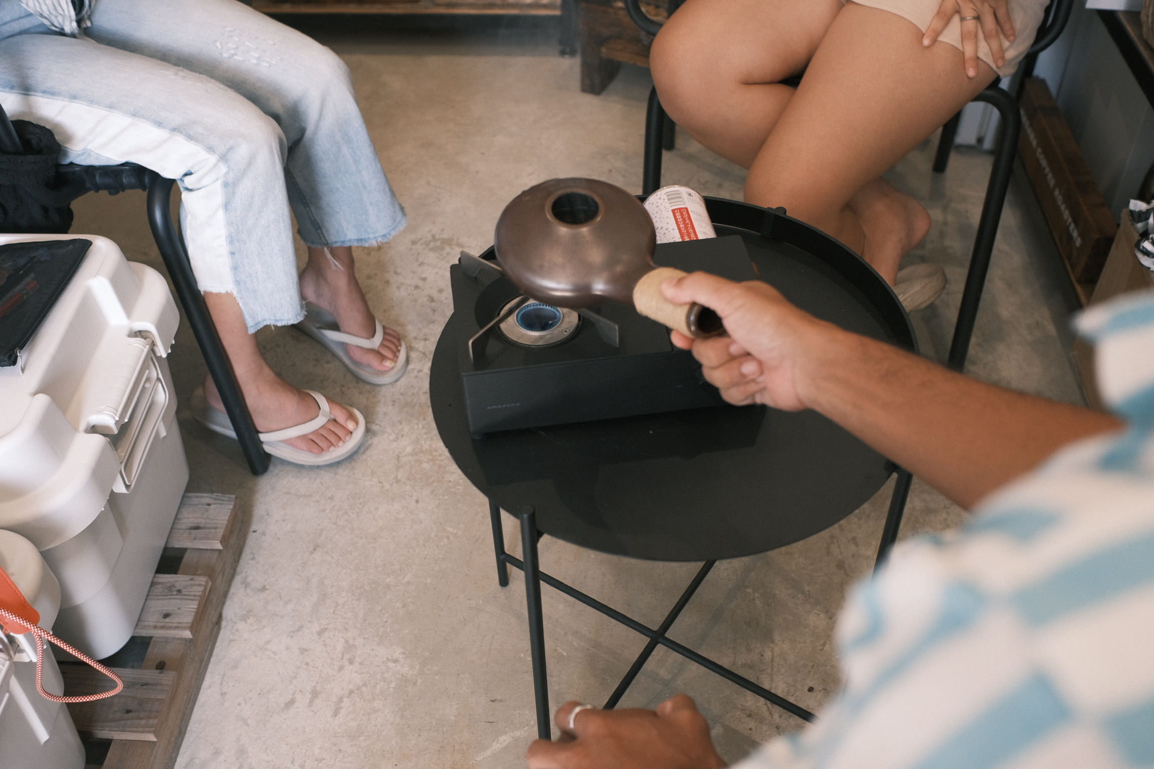参加者が自分の手でコーヒーを淹れている様子